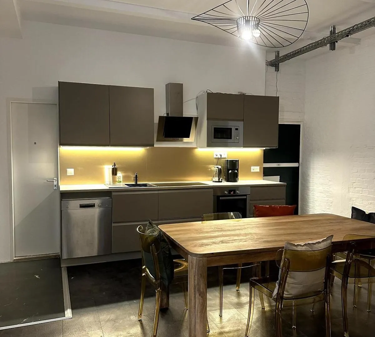 Apartment Classic Black Room In Vibrant Area 6 Berlin Germany