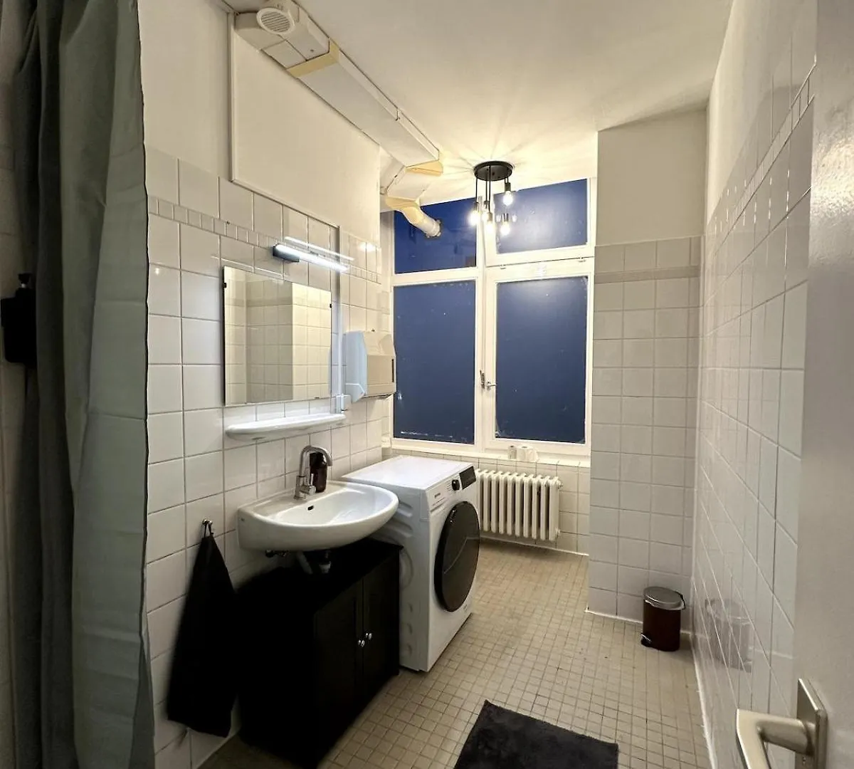 Classic Black Room In Vibrant Area 6 Berlin Apartment