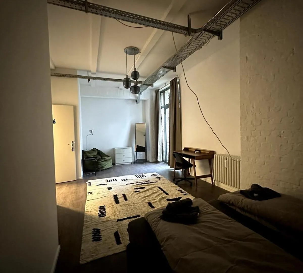 Apartment Classic Black Room In Vibrant Area 6 Berlin