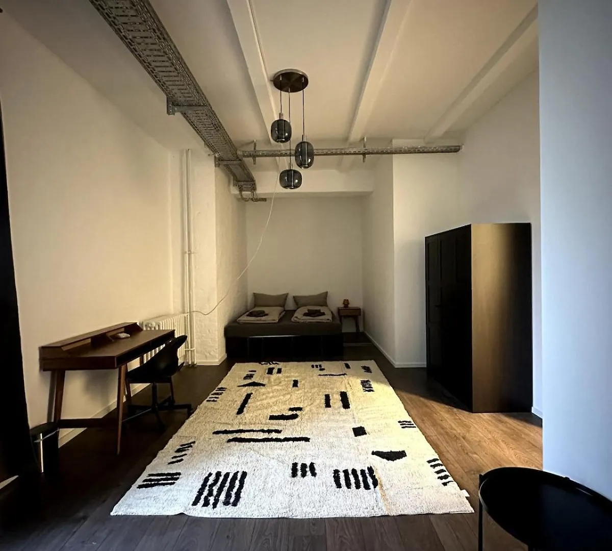 Classic Black Room In Vibrant Area 6 Berlin Apartment