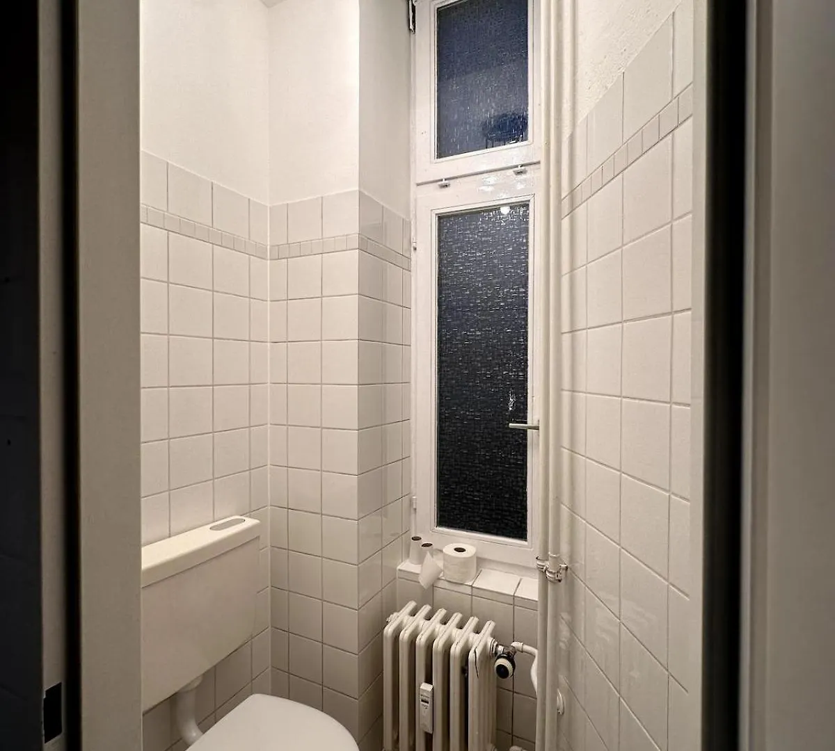 Classic Black Room In Vibrant Area 6 Berlin Apartment