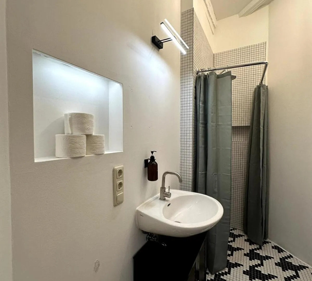 Classic Black Room In Vibrant Area 6 Berlin
