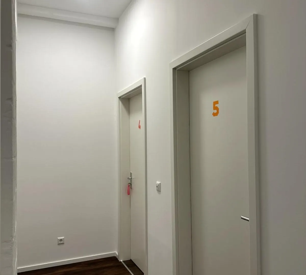 Classic Black Room In Vibrant Area 6 Berlin