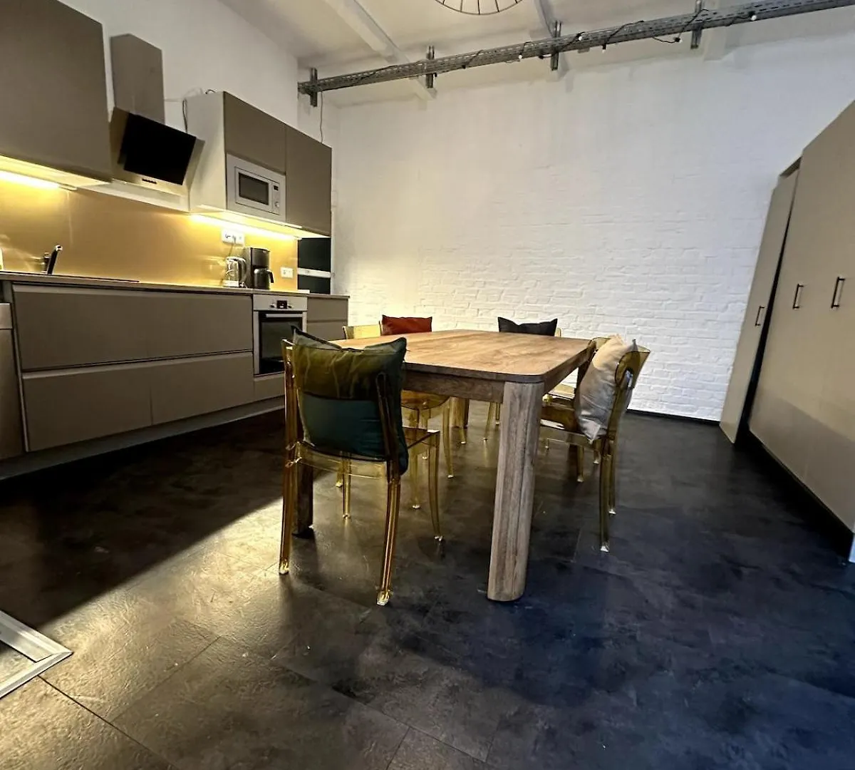Classic Black Room In Vibrant Area 6 Berlin Apartment