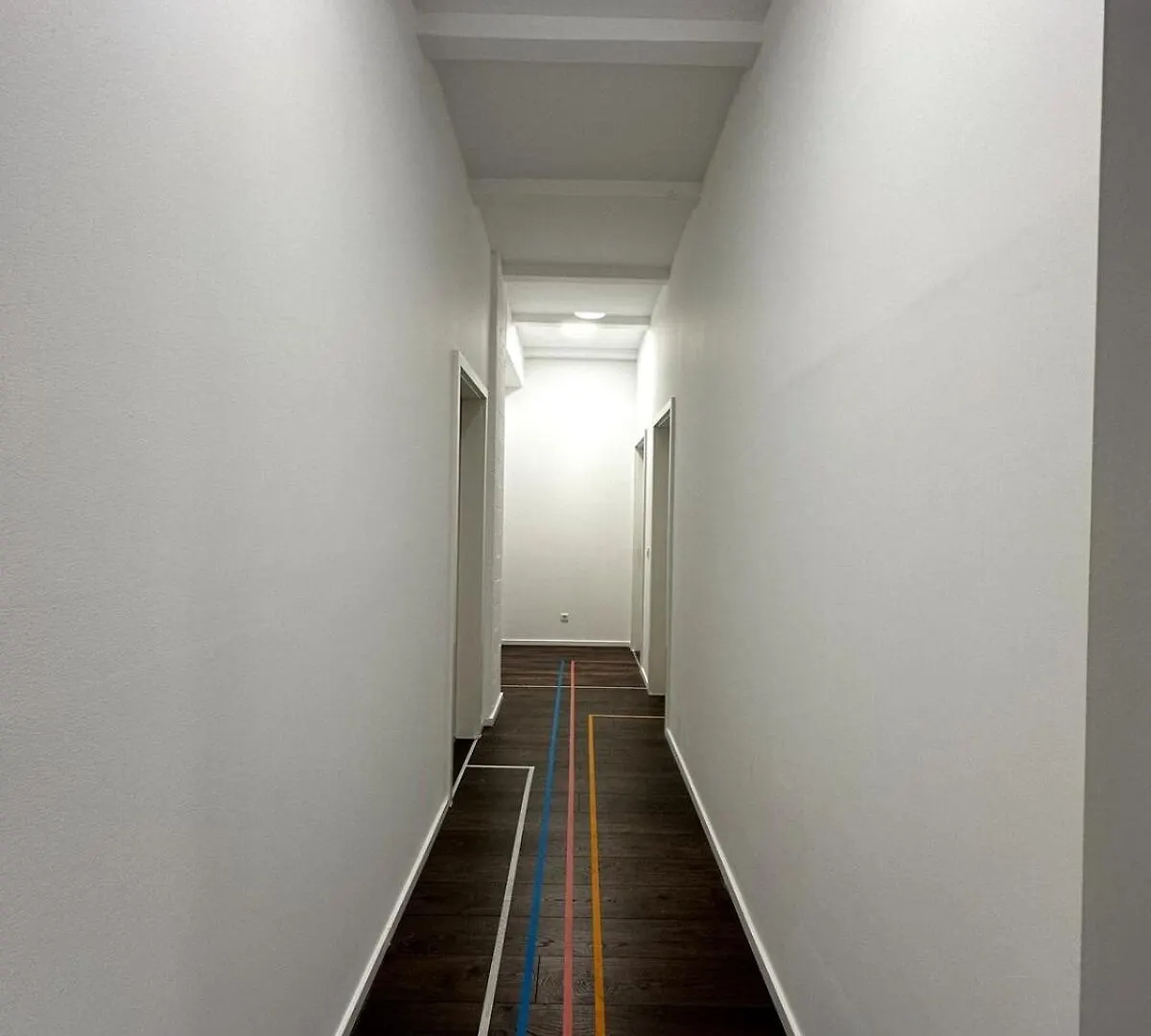 Classic Black Room In Vibrant Area 6 Berlin