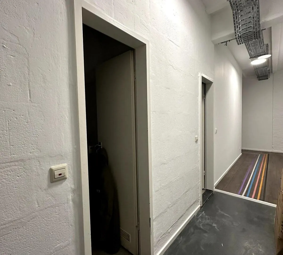 Classic Black Room In Vibrant Area 6 Berlin Apartment