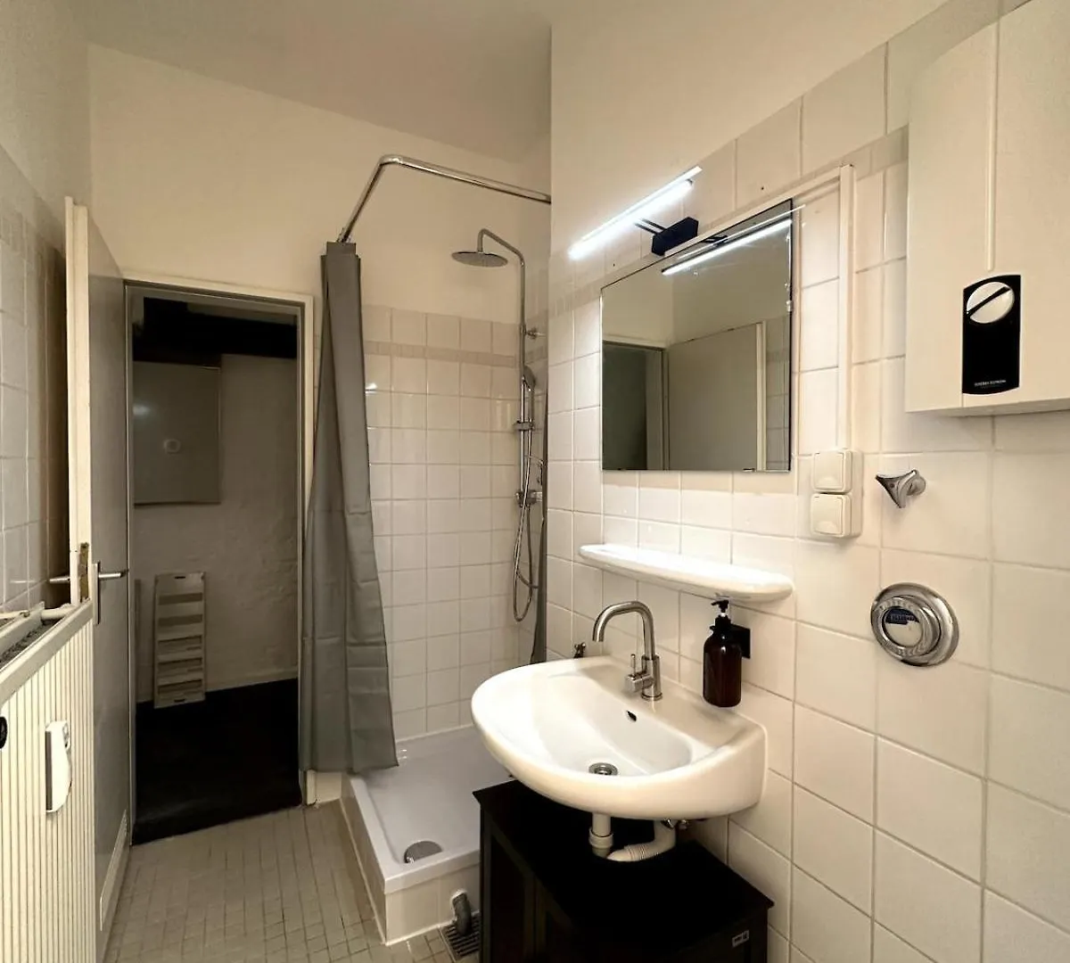 Apartment Classic Black Room In Vibrant Area 6 Berlin