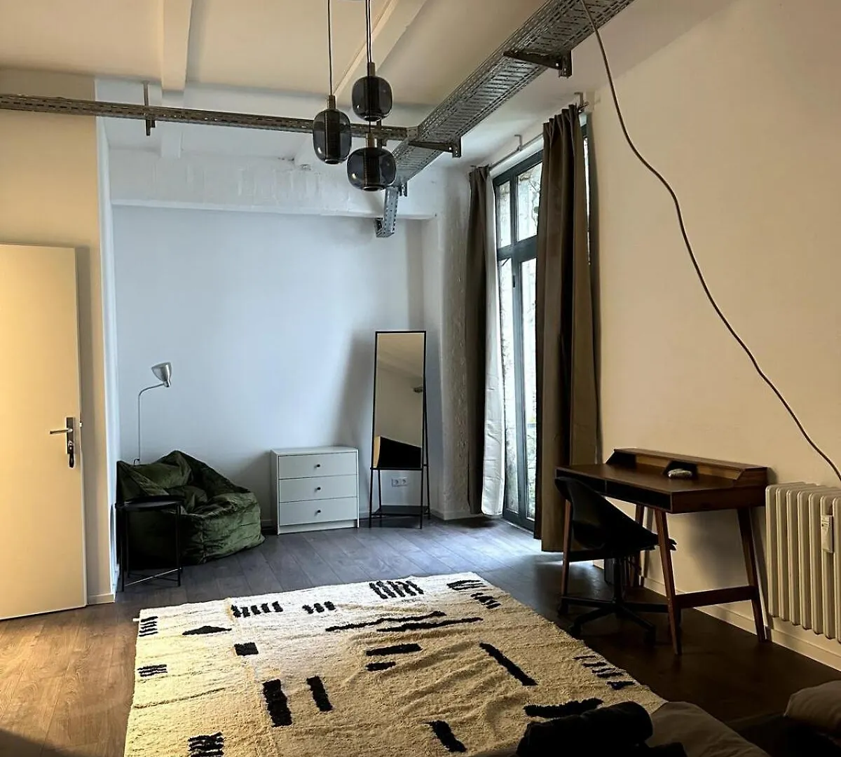 Apartment Classic Black Room In Vibrant Area 6 Berlin Germany