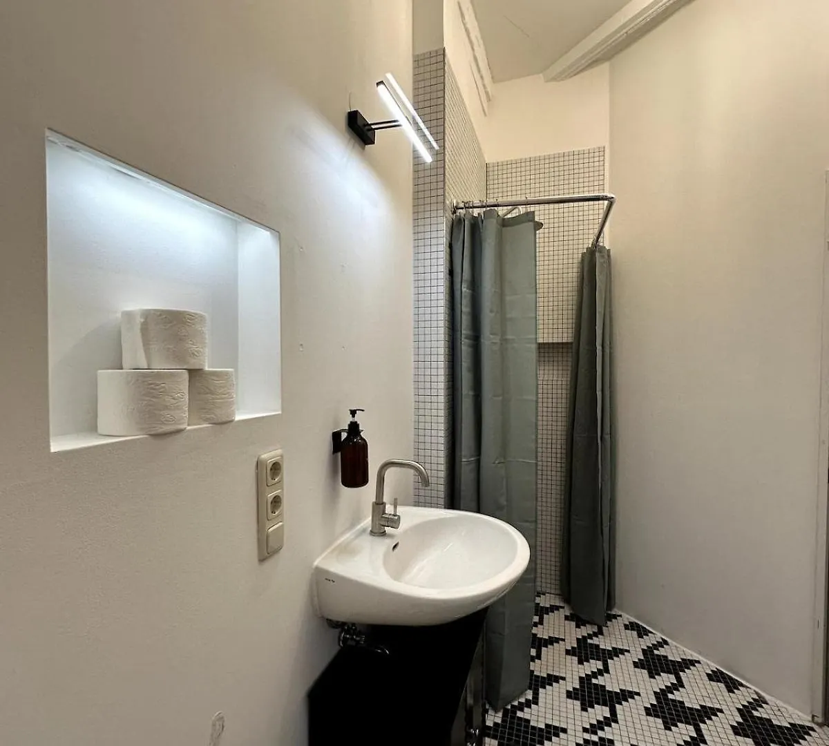 Apartment Classic Black Room In Vibrant Area 6 Berlin Germany
