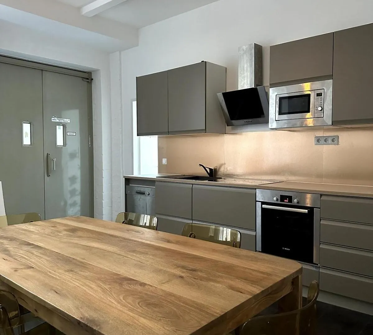 Classic Black Room In Vibrant Area 6 Berlin Apartment