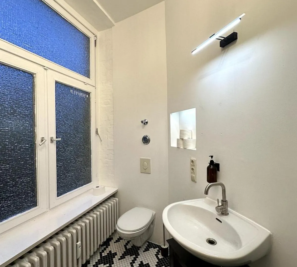 Classic Black Room In Vibrant Area 6 Berlin