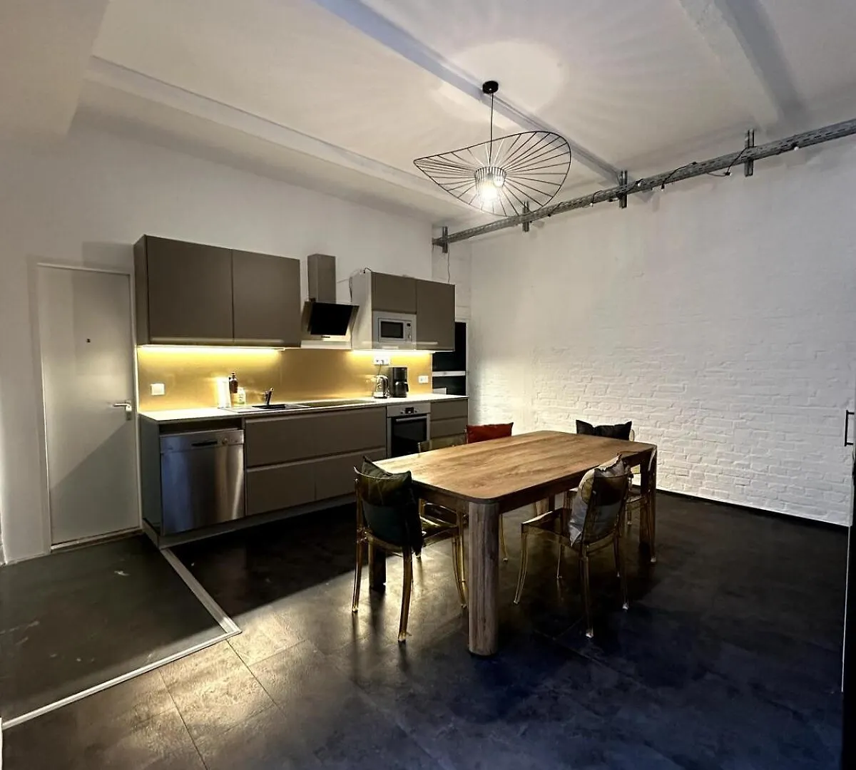Classic Black Room In Vibrant Area 6 Berlin
