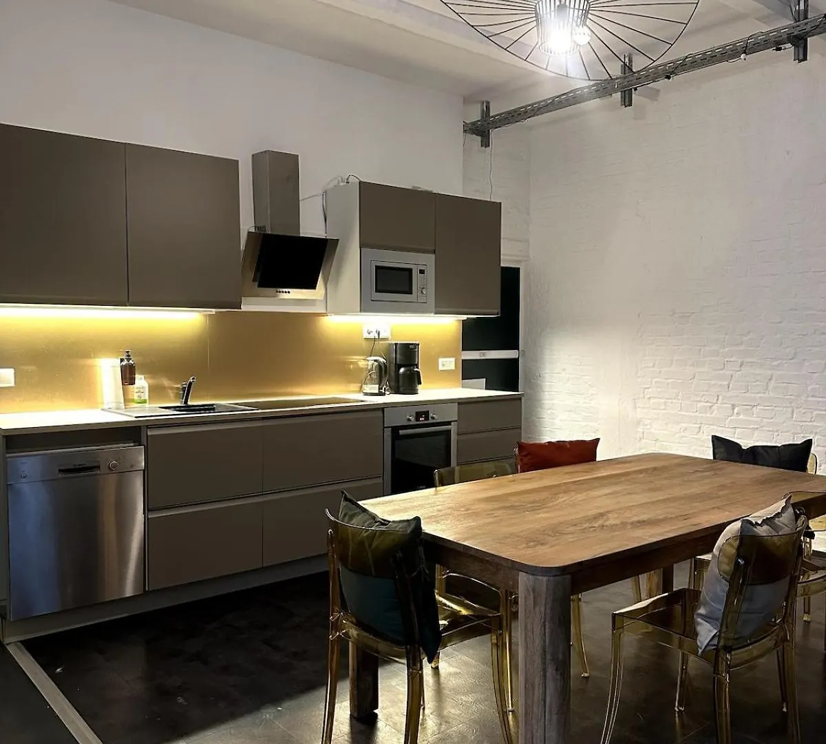 Classic Black Room In Vibrant Area 6 Berlin Apartment