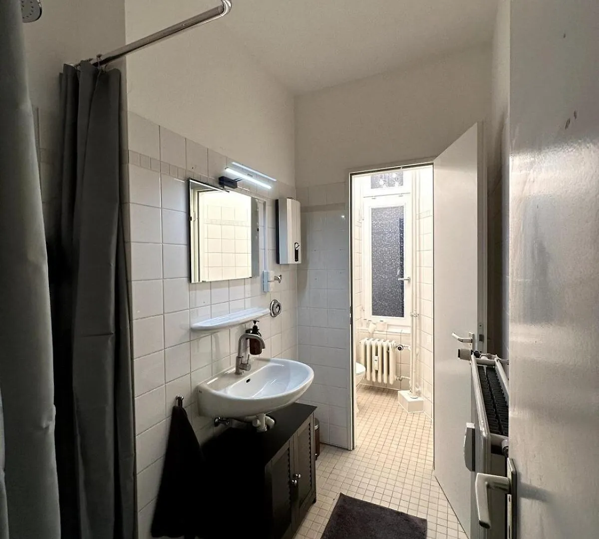 Classic Black Room In Vibrant Area 6 Berlin Apartment