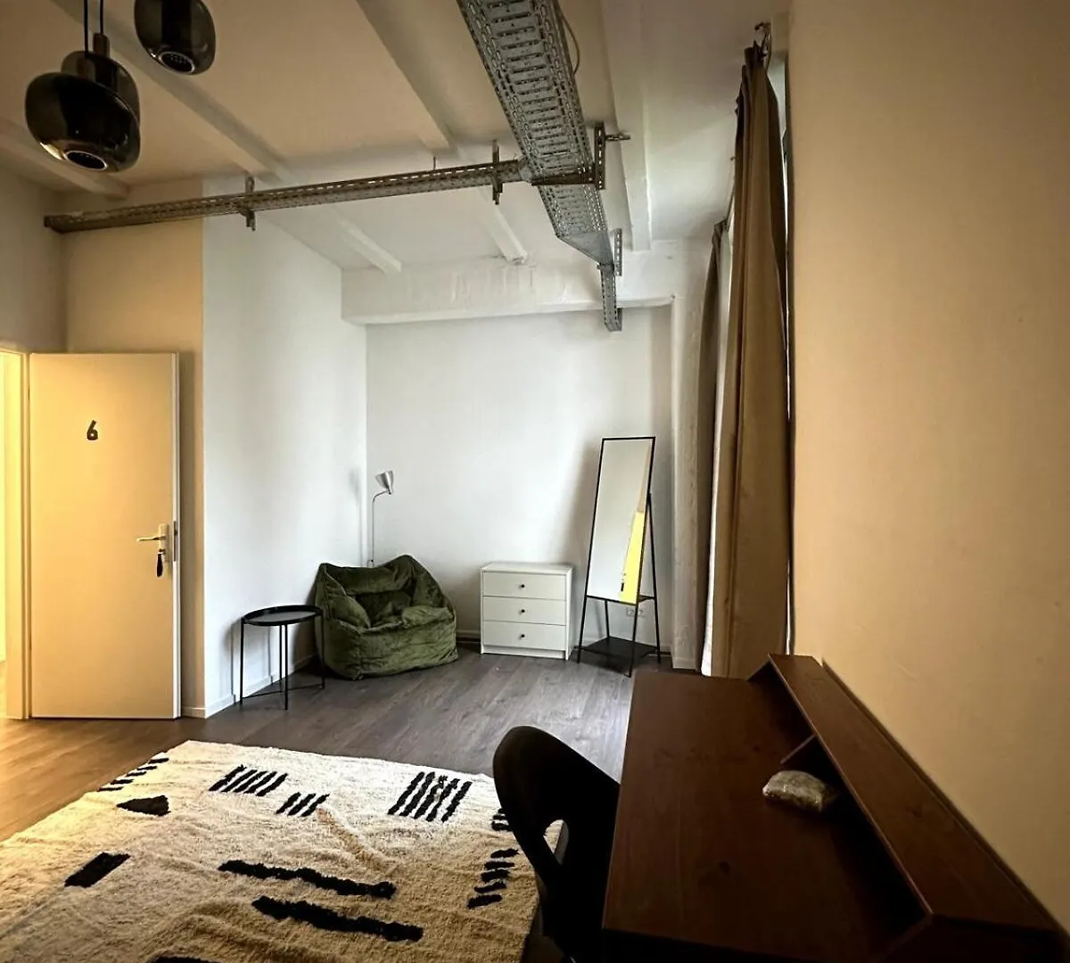 Classic Black Room In Vibrant Area 6 Berlín