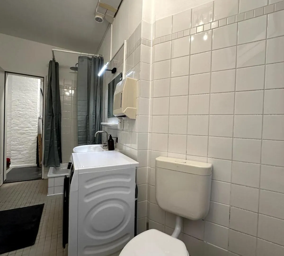 Classic Black Room In Vibrant Area 6 Berlín Apartmán